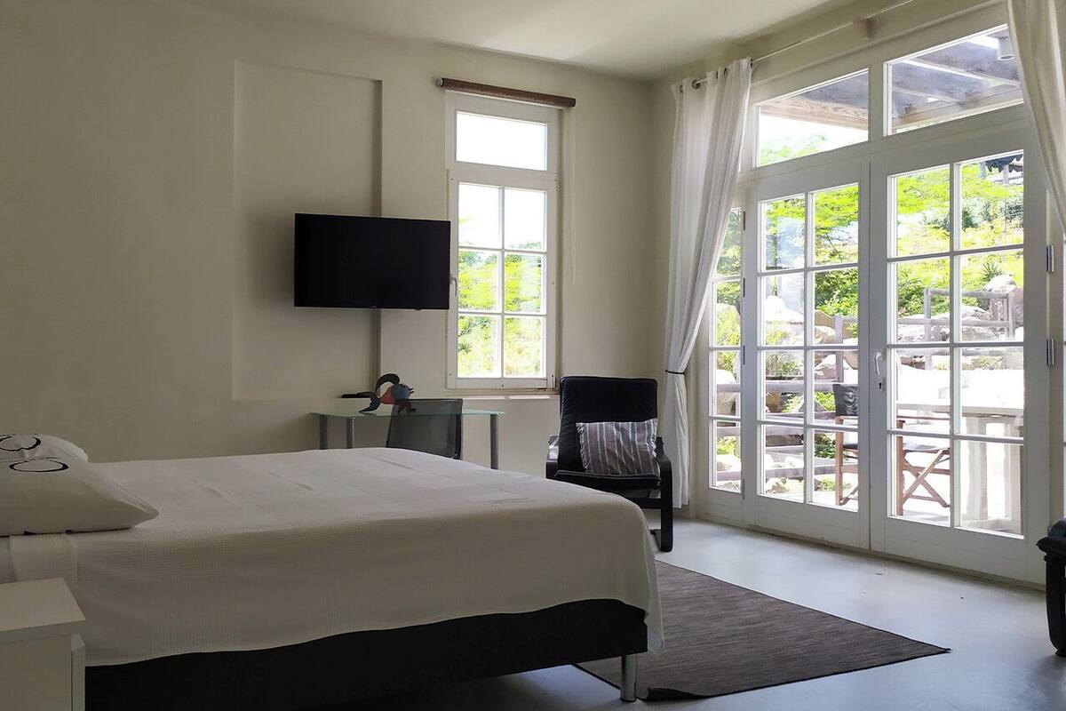 1 bedroom, premium bedding, Select Comfort beds, iron/ironing board