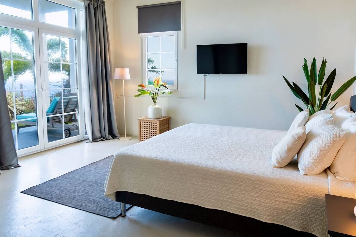 Family Suite | Desk, laptop workspace, iron/ironing board (on request), WiFi (free)
