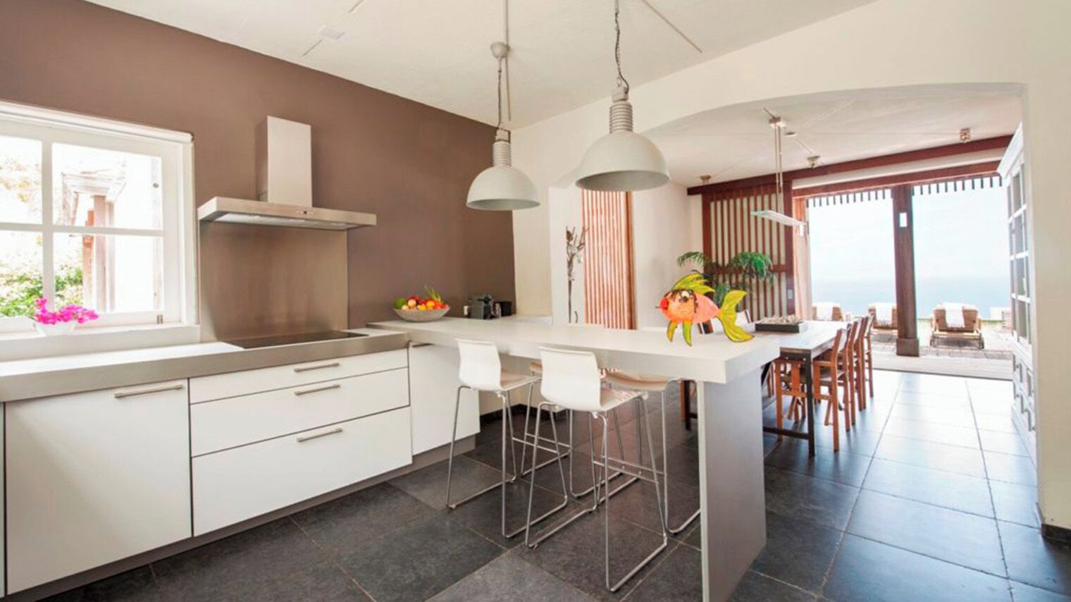 Villa superior | Cocina privada | Refrigerador con congelador, microondas y parrilla de estufa 