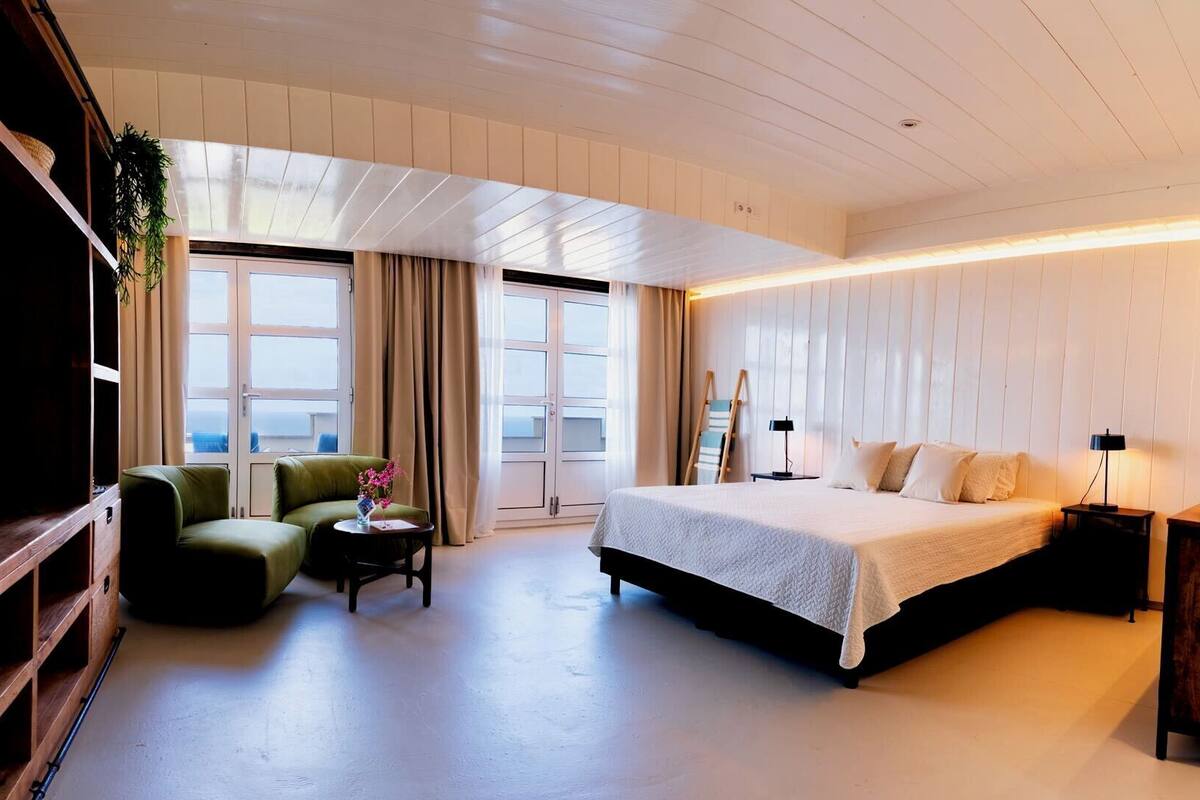 Standard Suite | Desk, laptop workspace, iron/ironing board (on request), WiFi (free)