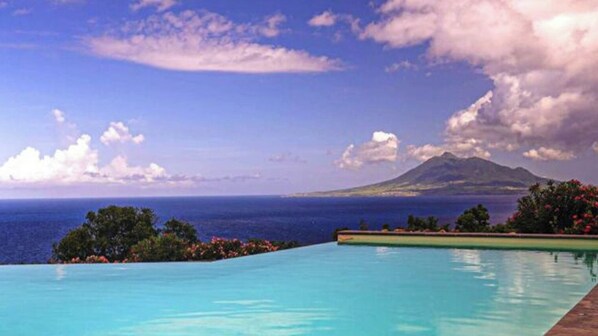 Piscine extérieure, parasols de plage, chaises longues