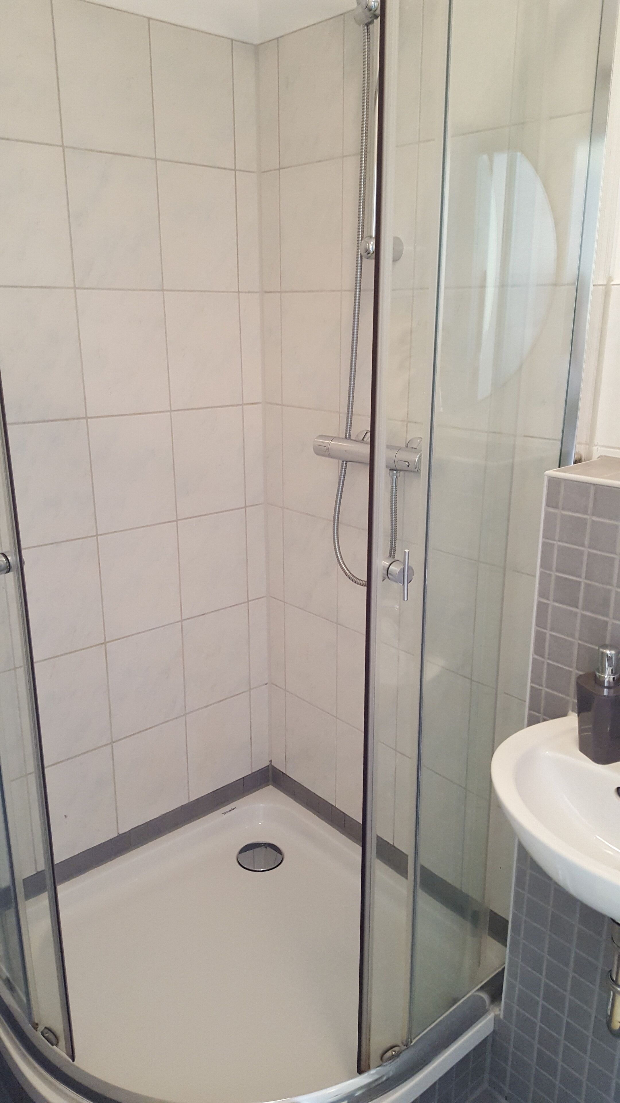 Basic Double Room, Non Smoking | Bathroom