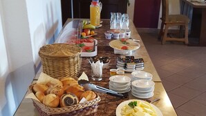 Een buffet met verschillende soorten eten en gerechten.