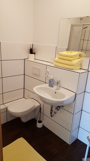 Basic Triple Room, 2 Bedrooms | Bathroom - Landhotel & Steakhaus Mareen's  (Elsterheide)