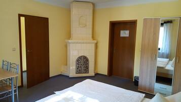 Basic-Dreibettzimmer, 2 Schlafzimmer | Reisekinderbett, kostenloses WLAN