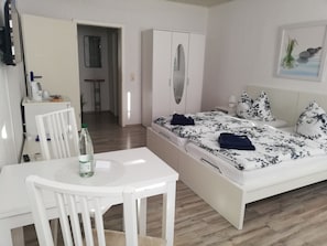2 Schlafzimmer, Reisekinderbett, kostenloses WLAN, Bettwäsche