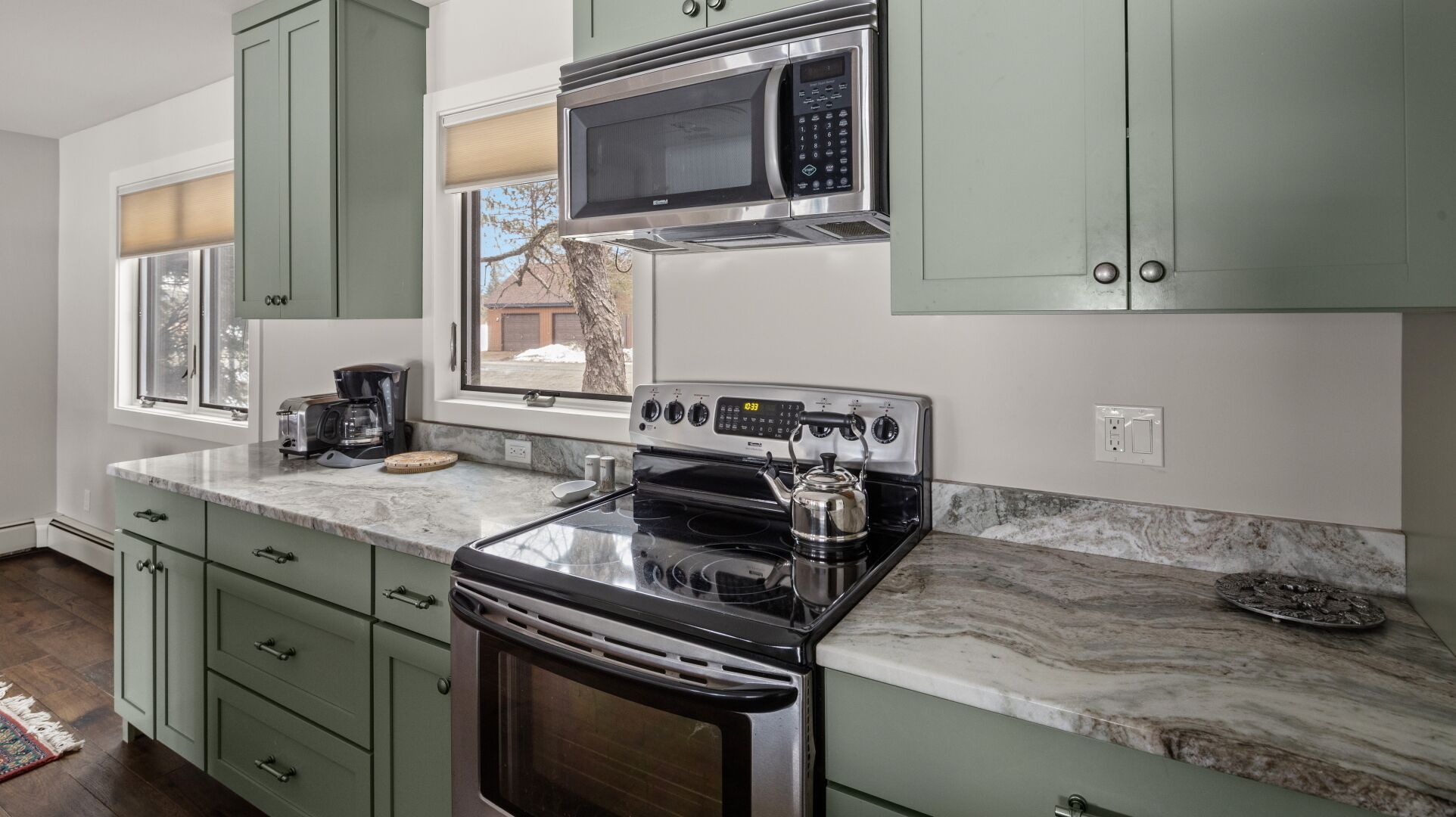 Updated Stonybrook 3 Bedroom Townhouse, walk to Rec Path, Restaurants & Shops