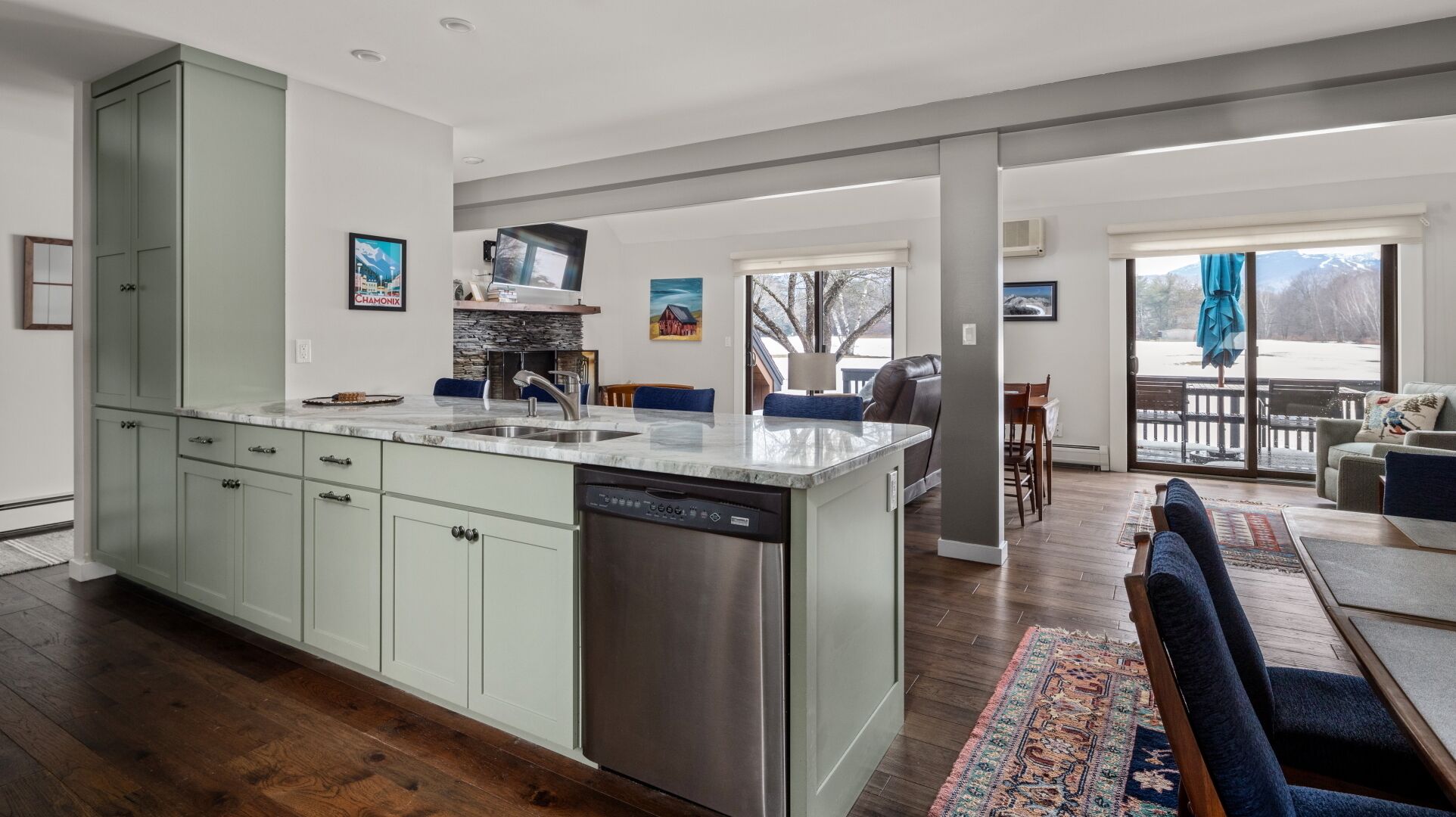 Updated Stonybrook 3 Bedroom Townhouse, walk to Rec Path, Restaurants & Shops