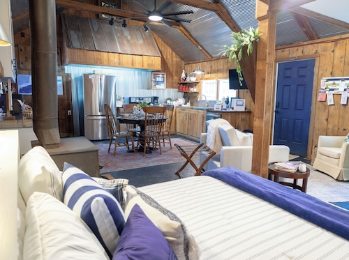 Newly renovated cottage close to waterfront and boat ramps
