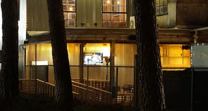 Newly renovated cottage close to waterfront and boat ramps