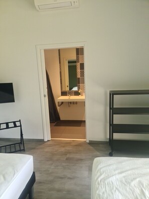 3 habitaciones, tabla de planchar con plancha, cuna de viaje y wifi 