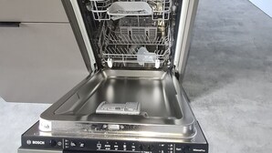 An open Bosch dishwasher with a control panel and a dish rack inside. - Villa Petru _T5 Zanzimare Casa (Porticcio)