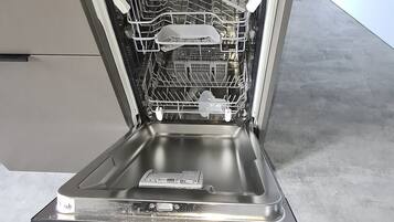 Kühlschrank, Mikrowelle, Ofen, Geschirrspüler