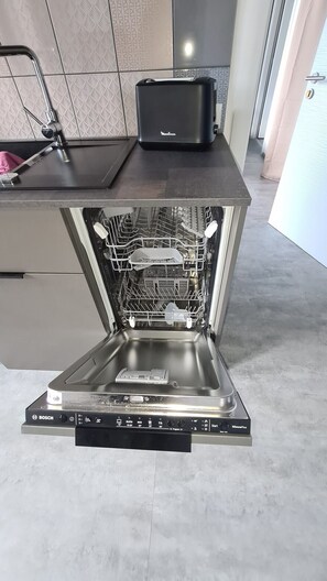 Refrigerador, microondas, horno y lavavajillas 