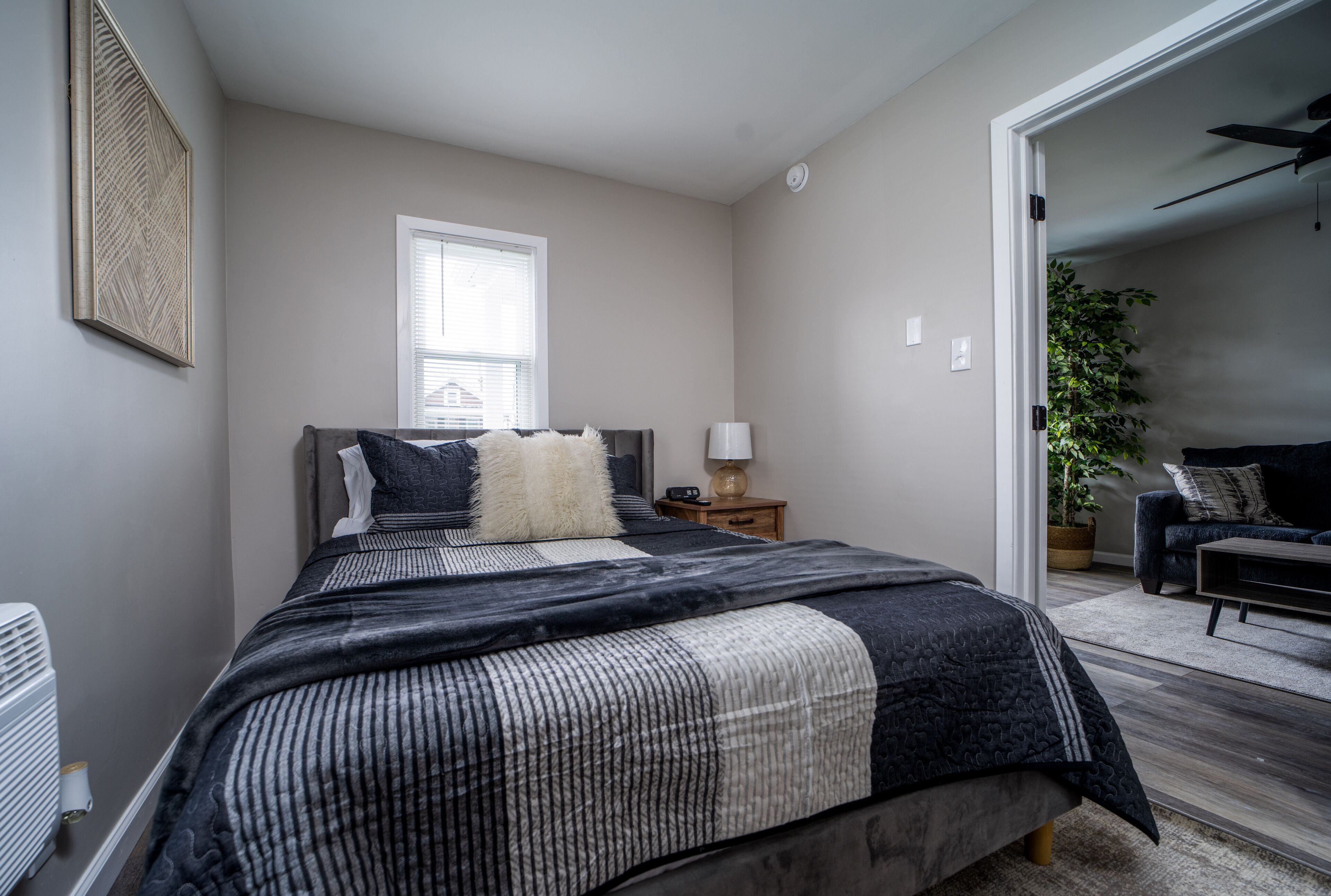 Fully Renovated Tiny Gem ~ Mins to Downtown ~ Yard