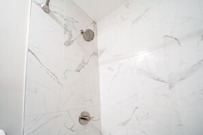 Hair dryer, towels, soap, toilet paper - Fully Renovated Tiny Gem ~ Mins to Downtown ~ Yard (Cincinnati)