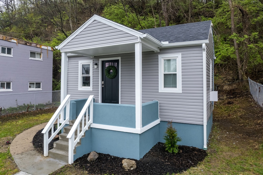 Fully Renovated Tiny Gem ~ Mins to Downtown ~ Yard