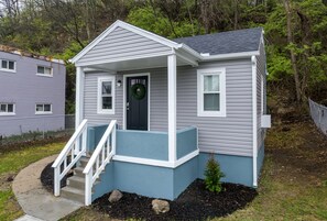 Exterior - Fully Renovated Tiny Gem ~ Mins to Downtown ~ Yard (Cincinnati)