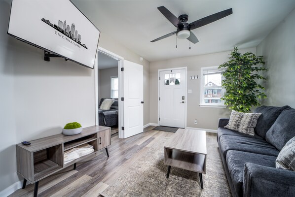 TV - Fully Renovated Tiny Gem ~ Mins to Downtown ~ Yard (Cincinnati)