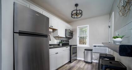Fully Renovated Tiny Gem ~ Mins to Downtown ~ Yard
