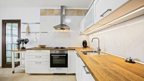 Cafetera/tetera, refrigerador, microondas, horno