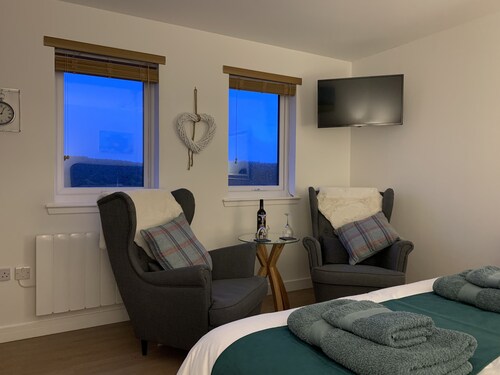 Modern styled Cabin for 2 on a working croft 7 miles from Portree