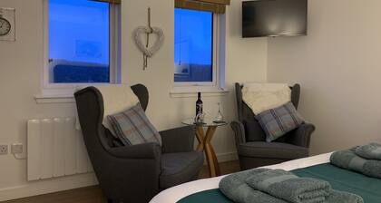 Modern styled Cabin for 2 on a working croft 7 miles from Portree