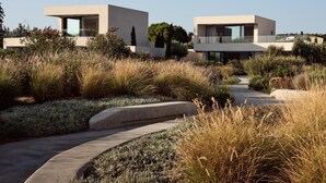 Un edifici modern amb teulada plana, grans finestres i un camí que hi convergeix.