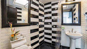 Standaard driepersoonskamer | Badkamer | Een douche, een haardroger, een bidet, zeep