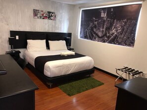 Dobbeltrom – standard | Senger med overmadrass, minibar, safe på rommet og skrivebord