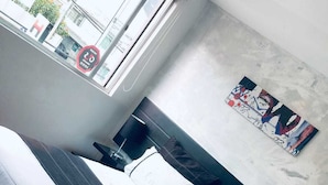 Standaard tweepersoonskamer | Pillowtop-bedden, een minibar, een kluis op de kamer, een bureau