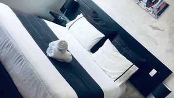 Habitación estándar doble | Colchones con acolchado adicional, minibar, caja fuerte y escritorio