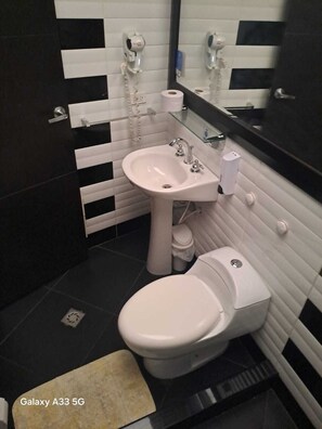 Standard Double Room | Bathroom - Hotel Classic (Bogotá)