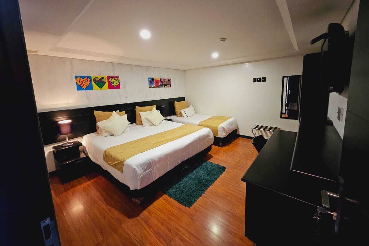 Habitación triple estándar | Colchones con acolchado adicional, minibar, caja fuerte y escritorio