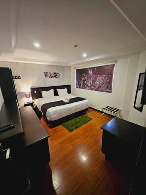 Standard Double Room | Pillowtop beds, minibar, in-room safe, desk - Hotel Classic (Bogotá)