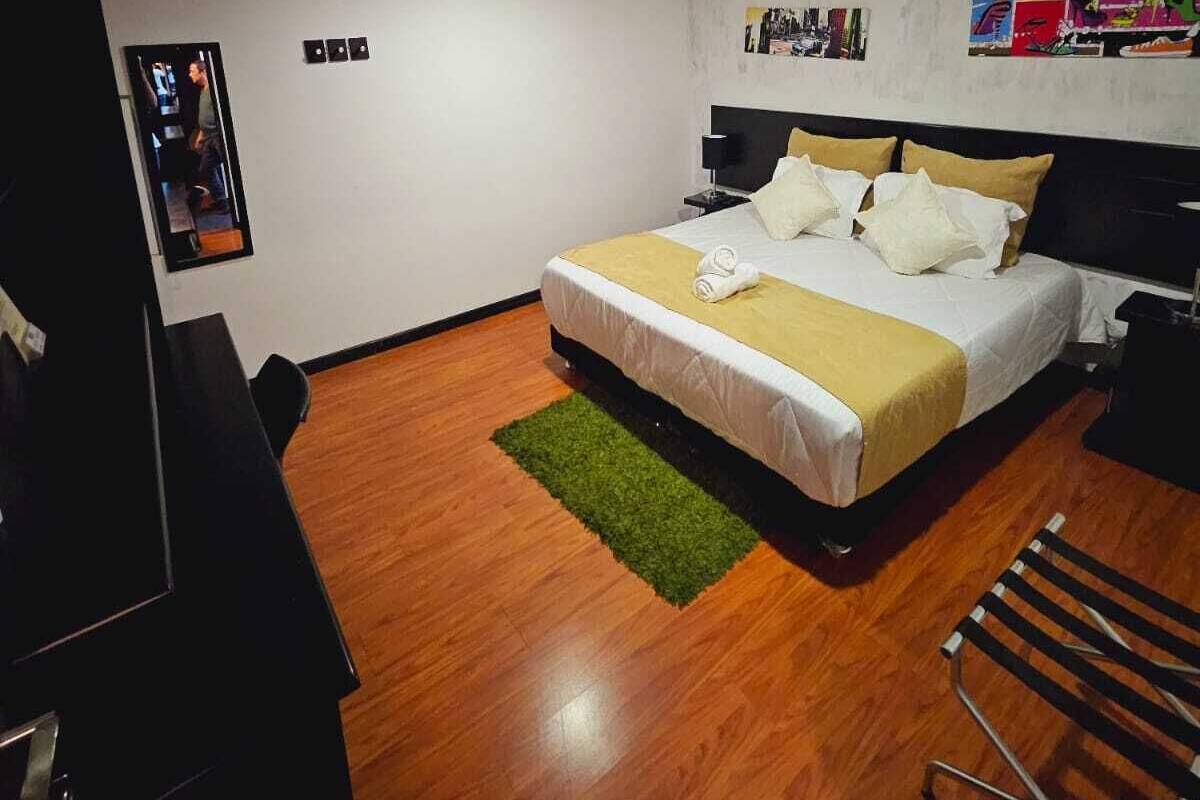 Habitación estándar doble | Colchones con acolchado adicional, minibar, caja fuerte y escritorio