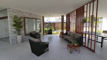 Vista frontal de la propiedad