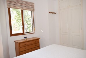 Een strijkplank/strijkijzer, gratis wifi, beddengoed