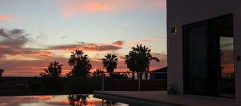 Ocean Front, Retreat house w/private pool/hot tub-5min from the beach