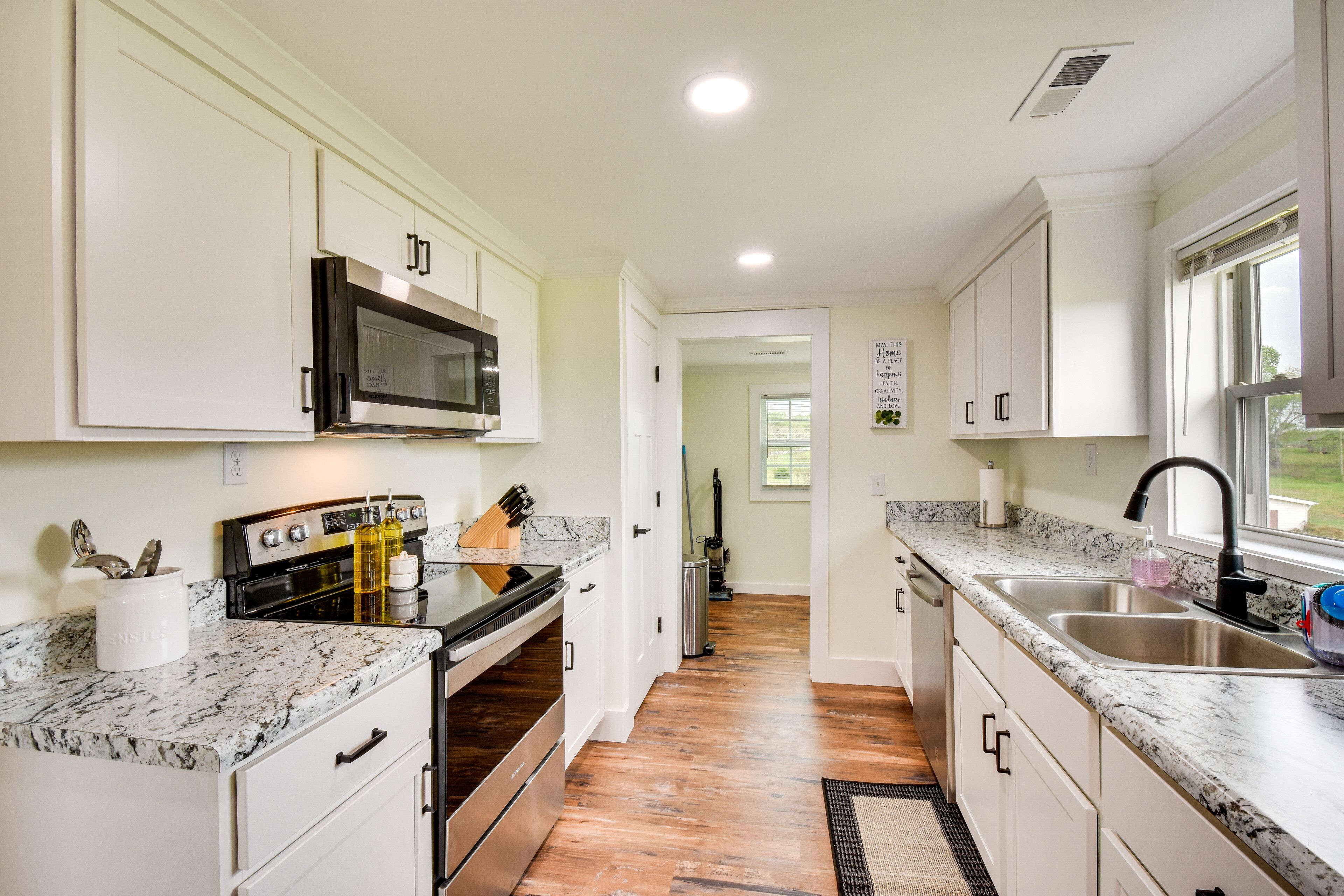 Cozy Fair Play Home w/ Deck 4 Mi to Lake Hartwell!