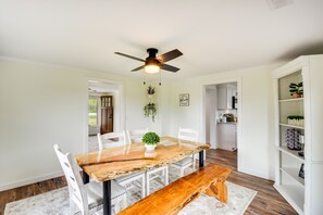 Dining - Cozy Fair Play Home w/ Deck 4 Mi to Lake Hartwell! (Fair Play)