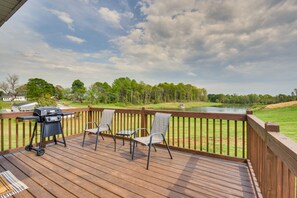 Property grounds - Cozy Fair Play Home w/ Deck 4 Mi to Lake Hartwell! (Fair Play)