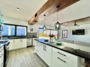 Een koelkast, een magnetron, een oven, een kookplaat