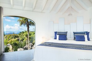 2 chambres, coffres-forts dans les chambres, fer et planche à repasser