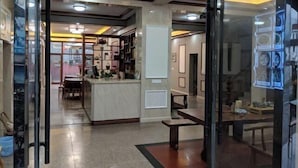 Un intérieur moderne avec un îlot central, des portes vitrées et un coin salon.