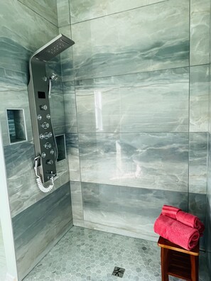 Dusche, Haartrockner, Handtücher