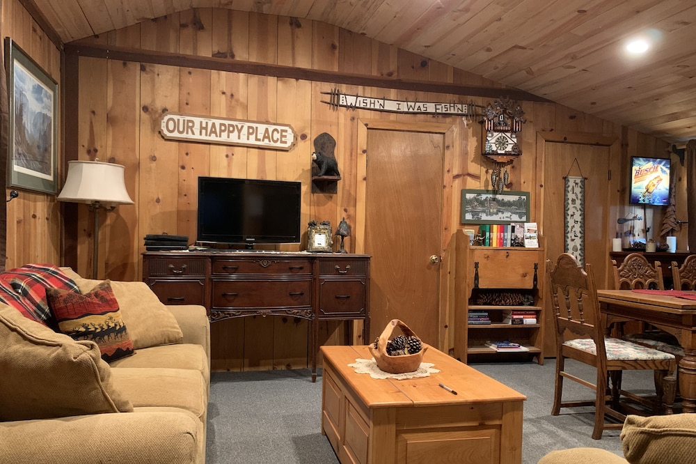 The Little Cabin in the Pines!
