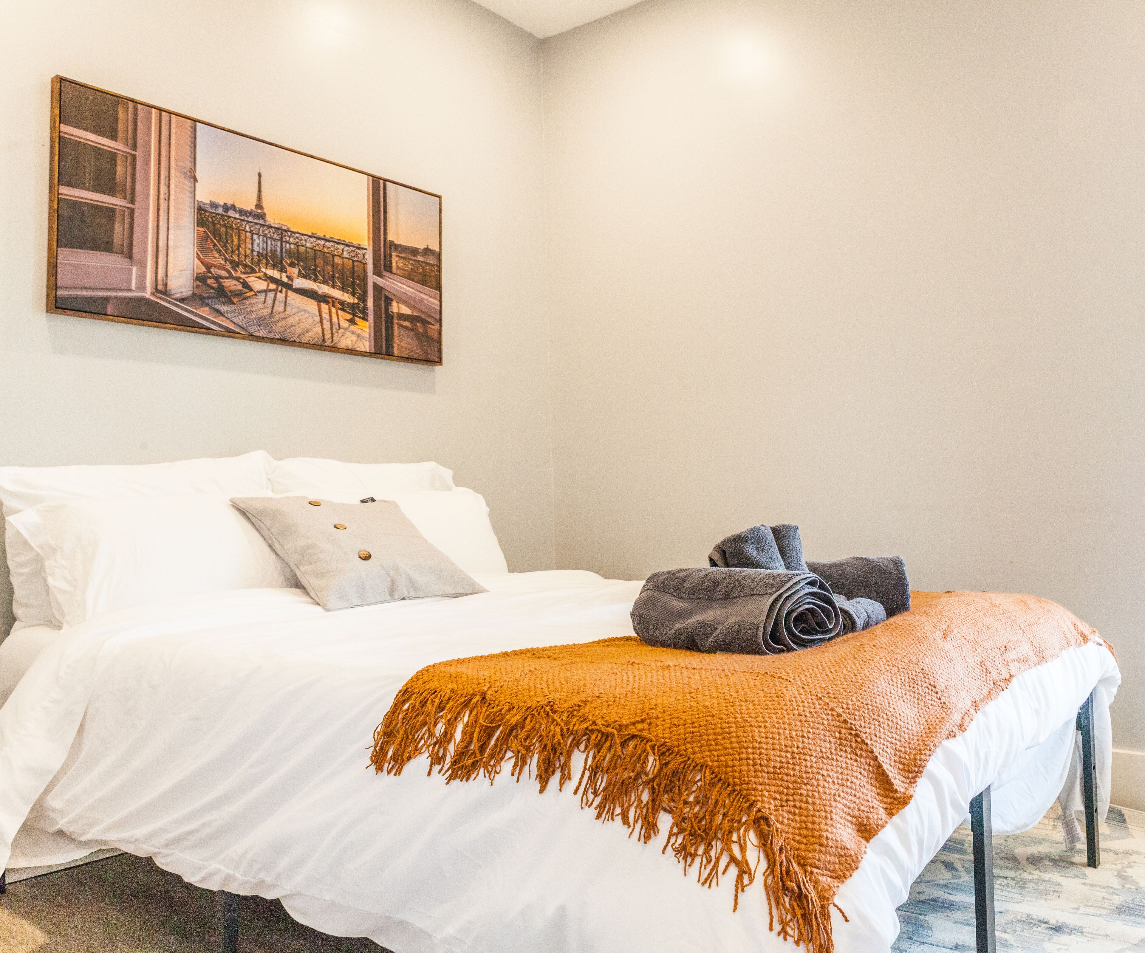 Spacious 2Bd close to Mercy+FastWifi+Modern+Tesla