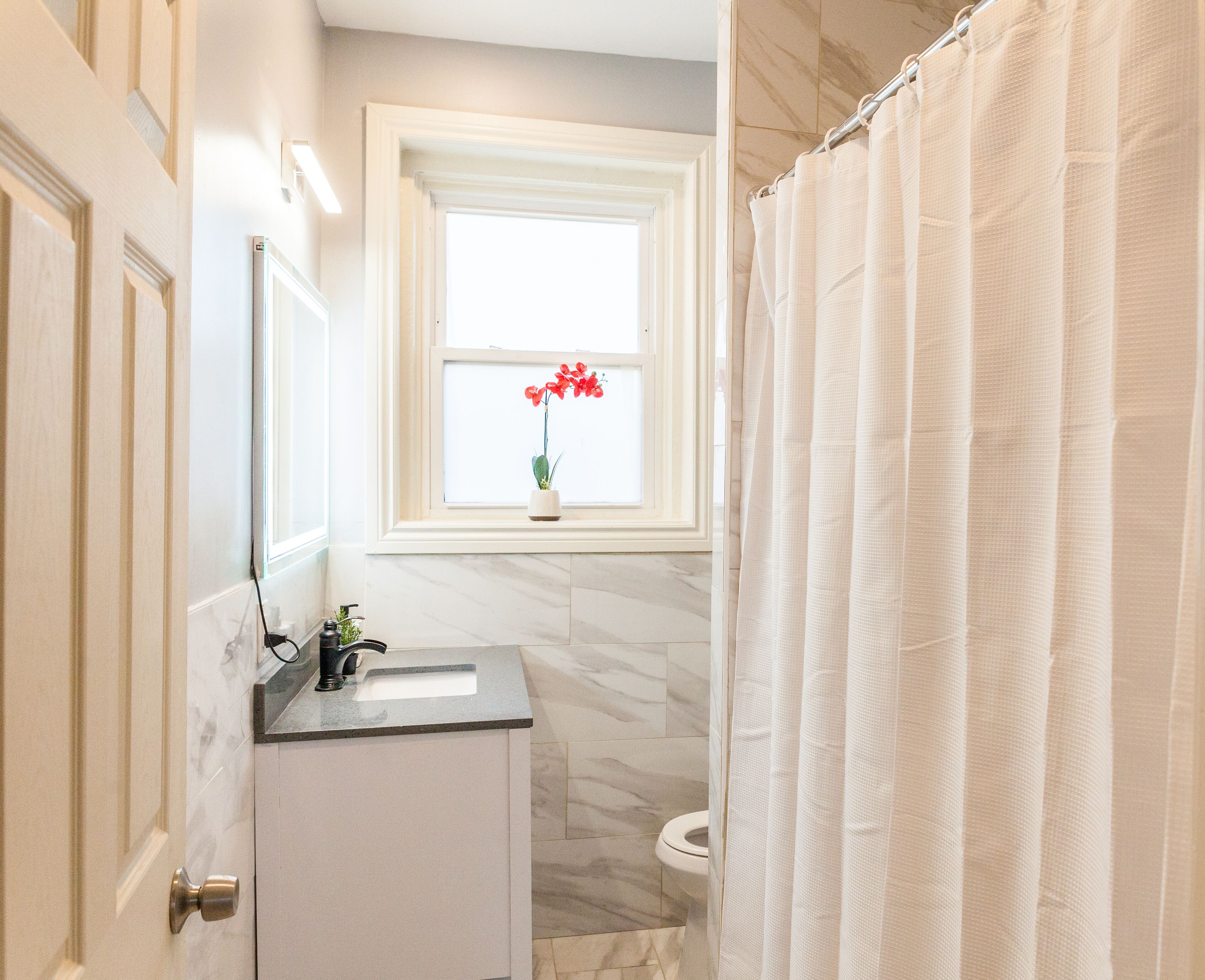 Spacious 2Bd close to Mercy+FastWifi+Modern+Tesla