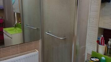 Een douche, een haardroger, handdoeken, zeep